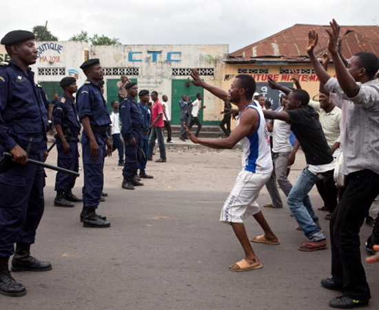 187ª posição - REPÚBLICA DEMOCRÁTICA DO CONGO. O país já passou por vários episódios de colonização, conflitos étnicos e guerras civis. A primeira eleição pluripartidarista ocorreu em 2006, mas isso não foi indício de paz. Em 2012, ocorreram várias disputas armadas entre militares, civis, rebeldes e milícias.