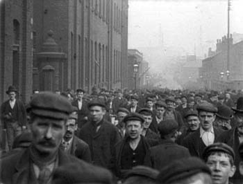 O Romantismo surgiu no contexto de dois importantes momentos históricos: a Revolução Industrial e a Revolução Francesa. A sociedade passou a ser dividida entre as classes burguesa e operária. Com essa nova divisão, novos problemas sociais passaram a fazer parte da vida dos cidadãos. O Romantismo surgiu no contexto de dois importantes momentos históricos: a Revolução Industrial e a Revolução Francesa. A sociedade passou a ser dividida entre as classes burguesa e operária. Com essa nova divisão, novos problemas sociais passaram a fazer parte da vida dos cidadãos.