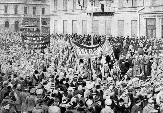 A participação da Rússia na Primeira Guerra Mundial e a condição dos  operários, que trabalhavam muito e ganhavam quase nada, foram algumas das causas da insatisfação popular.