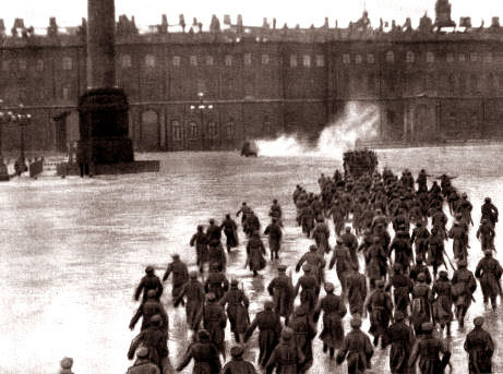 REVOLUÇÃO RUSSA (1917): Conflito que derrubou o regime russo e instaurou e deu origem à União Soviética, o primeiro país socialista do mundo. REVOLUÇÃO RUSSA (1917): Conflito que derrubou o regime russo e instaurou e deu origem à União Soviética, o primeiro país socialista do mundo.