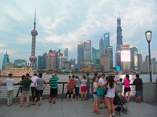 O rápido crescimento das cidades nos países em desenvolvimento aumenta efeitos como a inversão térmica e o surgimento das ilhas de calor, quando o centro da cidade, por ter muito concreto e prédios, torna-se mais quente que as áreas ao redor. É o caso de Xangai, na China.
