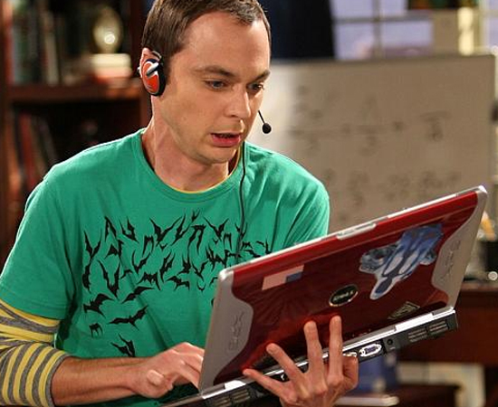 Sheldon Cooper, da série THE BIG BANG THEORY é um verdadeiro gênio da Física Teórica. Ele é extremamente metódico, tem dificuldades para se socializar e não compreende sarcasmo.
