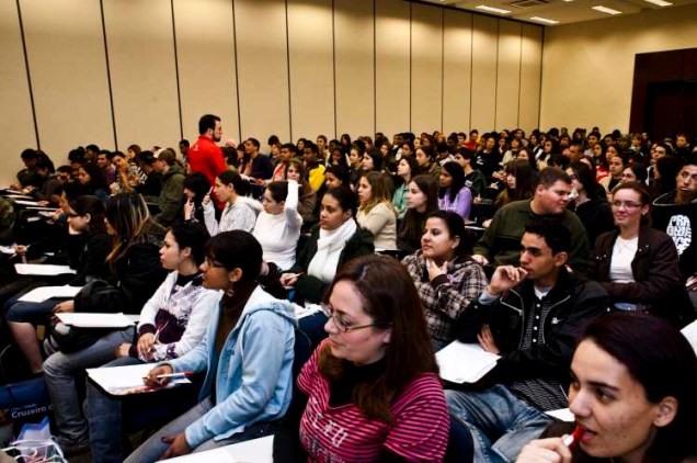 Estudantes fazendo o Simulado GE Mackenzie no domingo(23)