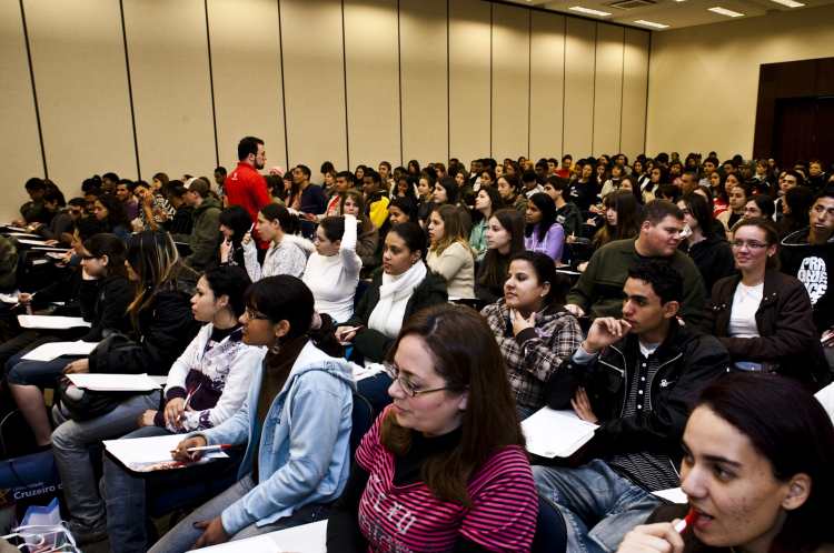 Estudantes fazendo o Simulado GE Mackenzie no domingo(23)