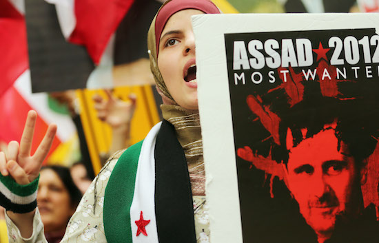 Em 2011, a vizinha Síria viveu a chamada Primavera Árabe, com as manifestações contra o regime de Bashar al-Assad. A forte repressão do governo de um lado e o crescimento das milícias anti-Assad de outro acabaram transformando o levante em uma guerra civil e atraindo, novamente, todos os tipos de terroristas e extremistas para a região. O ISI, então, resolveu cruzar a fronteira e combater ao lado das milícias. Nesse momento, mudou seu nome para ISIS, o Estado Islâmico do Iraque e da Síria. (Foto: Getty Images)