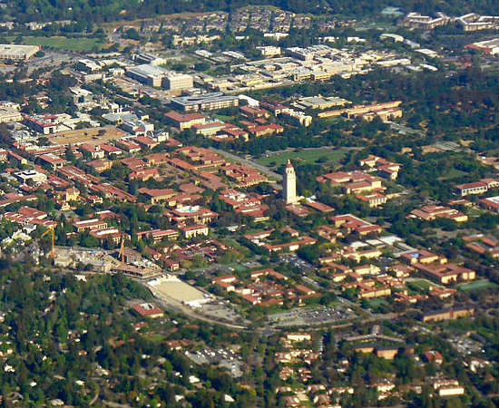 Situada na região do Vale do Silício, Stanford impressiona pelos números; nas listas de chamada da universidade, estiveram os nomes dos fundadores do Google e da Nike, além de 54 prêmios Nobel, cerca de 30 bilionários e 17 astronautas. Estima-se que a renda gerada pelos estudantes da instituição é de cerca de 2,7 trilhões de dólares por ano, que equivaleria à décima economia do mundo. Desde a volta das Olimpíadas no mundo moderno, os esportistas de Stanford garantem pelo menos uma medalha na competição. Situada na região do Vale do Silício, Stanford impressiona pelos números; nas listas de chamada da universidade, estiveram os nomes dos fundadores do Google e da Nike, além de 54 prêmios Nobel, cerca de 30 bilionários e 17 astronautas. Estima-se que a renda gerada pelos estudantes da instituição é de cerca de 2,7 trilhões de dólares por ano, que equivaleria à décima economia do mundo. Desde a volta das Olimpíadas no mundo moderno, os esportistas de Stanford garantem pelo menos uma medalha na competição.