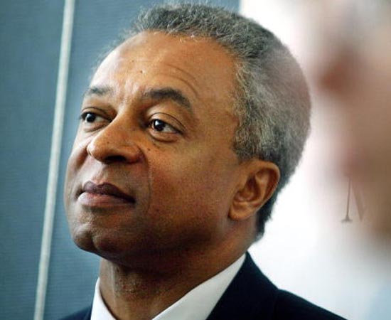 STANLEY ONEAL - 2002. Nunca antes um afro-americano tinha dirigido um grande banco de Wall Street. ONeal assume o Merril Lynch e só se afasta em 2007, após a empresa perder mais de 8 bilhões de<br>dólares em créditos. STANLEY ONEAL - 2002. Nunca antes um afro-americano tinha dirigido um grande banco de Wall Street. ONeal assume o Merril Lynch e só se afasta em 2007, após a empresa perder mais de 8 bilhões de<br>dólares em créditos.
