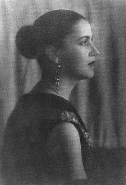 Na década de 1920, Tarsila do Amaral começou a usar cores e temas brasileiros nas suas obras, destacando a fauna, a flora e também os símbolos do Brasil moderno e urbano. Tarsila foi casada com Oswald de Andrade.