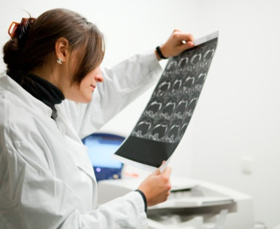 3. Radiologista – É o tecnólogo que opera equipamentos de diagnóstico por imagem que produzem radiografias convencionais ou digitais, empregados tanto na área médica quanto na industrial e de engenharia.