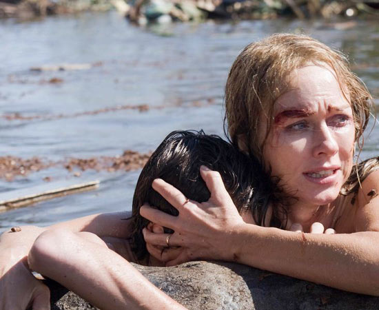 O filme retrata a tragédia do tsunami asiático que aconteceu em 26 de dezembro de 2004. Ondas gigantescas devastaram hotéis de luxo e vilas na costa dos países no sul da Ásia. O terremoto submarino teve como epicentro a costa oeste da Indonésia. O longa mostra o desenrolar completo dos eventos, através de uma família britânica que tenta sobreviver à catástrofe na Tailândia. Naomi Watts foi indicada ao prêmio de Melhor Atriz. ESTUDE: FENÔMENOS GEOLÓGICOS (TSUNAMI, ABALOS SÍSMICOS). (imagem: reprodução) O filme retrata a tragédia do tsunami asiático que aconteceu em 26 de dezembro de 2004. Ondas gigantescas devastaram hotéis de luxo e vilas na costa dos países no sul da Ásia. O terremoto submarino teve como epicentro a costa oeste da Indonésia. O longa mostra o desenrolar completo dos eventos, através de uma família britânica que tenta sobreviver à catástrofe na Tailândia. Naomi Watts foi indicada ao prêmio de Melhor Atriz. ESTUDE: FENÔMENOS GEOLÓGICOS (TSUNAMI, ABALOS SÍSMICOS). (imagem: reprodução)