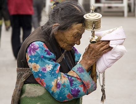 A China também enfrenta muitos problemas de disputas de territórios. Um dos mais famosos deles envolve o Tibete, região que foi invadida pela China em 1950. Antes da invasão, o Tibete era uma região tribal que guardava costumes milenares.