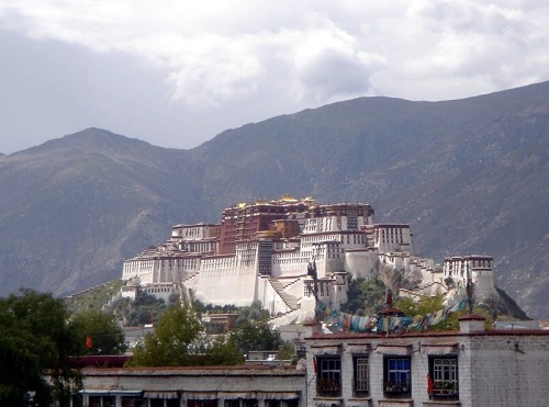 Já o Tibete, na região do Himalaia, foi invadido pela China na década de 50. Desde então os tibetanos protestam de forma constante - e são reprimidos violentamente. O Dalai Lama, líder espiritual dos tibetanos, fugiu para o norte da Índia junto com muitos refugiados, que estabeleceram lá o Governo Tibetano no Exílio. (Foto: Wikimedia Commons)