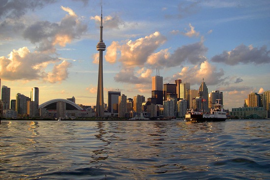 TORONTO - O Canadá emplacou também o quarto lugar da lista, mas dessa vez a cidade fica na região de língua inglesa. Toronto é também a maior cidade do país, uma das metrópoles mais seguras das Américas e oferece diversas opções de cultura e lazer para os habitantes. <br><br>Pontuação total no estudo: 69,1 pontos TORONTO - O Canadá emplacou também o quarto lugar da lista, mas dessa vez a cidade fica na região de língua inglesa. Toronto é também a maior cidade do país, uma das metrópoles mais seguras das Américas e oferece diversas opções de cultura e lazer para os habitantes. <br><br>Pontuação total no estudo: 69,1 pontos