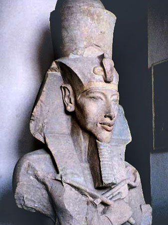 No século 14 a.C., o faraó Akenaton cometeu uma grande traição aos olhos de seus súditos: ele aboliu a antiga religião egípcia e seu panteão para determinar a adoração monoteísta a Aton e proclamar-se único representante dele. Imagem: Getty Images