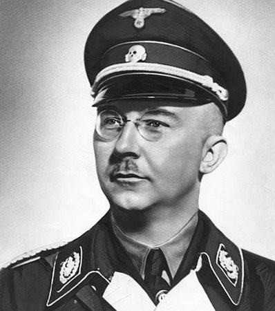 O chefe da SS abandonou Hitler e negociou uma rendição da Alemanha com os EUA e a Grã-Bretanha quando viu que o nazismo estava com os dias contados. Hitler, ao descobrir a traição, ficou furioso. Himmler terminou preso pelo exército inglês em maio de 1945. Depois, suicidou-se. Imagem: Getty Images