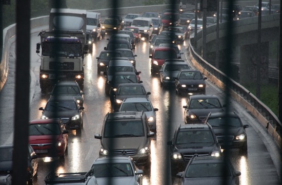 SERVIÇOS DE TRANSPORTE - Com um salário médio de 6.052,56 e 38,90 horas semanais de trabalho, os Engenheiros d eTrânsito, especialistas em logística, pilotos de aviação, administradores de portos e aeroportos estão em terceiro lugar na lista. A taxa de ocupação nessas profissões é de 93,56% e a cobertura previdenciária de 93,25%. SERVIÇOS DE TRANSPORTE - Com um salário médio de 6.052,56 e 38,90 horas semanais de trabalho, os Engenheiros d eTrânsito, especialistas em logística, pilotos de aviação, administradores de portos e aeroportos estão em terceiro lugar na lista. A taxa de ocupação nessas profissões é de 93,56% e a cobertura previdenciária de 93,25%.