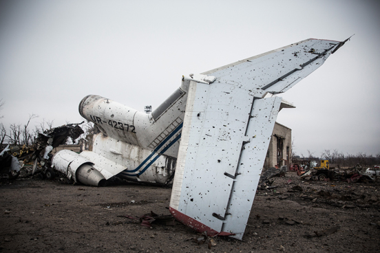 Aviões comerciais destruídos no aeroporto de Donetsk, na Ucrânia. O aeroporto tem sido um dos pedaços de terra mais fortemente disputados entre o exército ucraniano e os rebeldes pró-russos. (Foto: Andrew Burton / Getty Images)