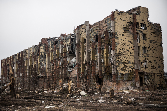 Um hotel destruído localizado perto do aeroporto de Donetsk. (Foto: Andrew Burton / Getty Images)