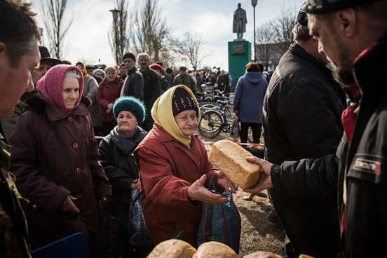 Rebeldes pró-russo distribuem pão como ajuda humanitária em Chornukyne. (Foto: Andrew Burton / Getty Images)