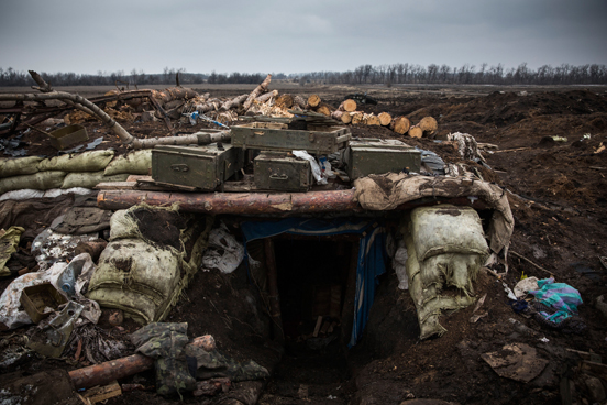 Equipamento militar destruído em um campo de batalha entrincheirado onde o exército ucraniano foi derrotado por rebeldes pró-russos. (Foto: Andrew Burton / Getty Images)