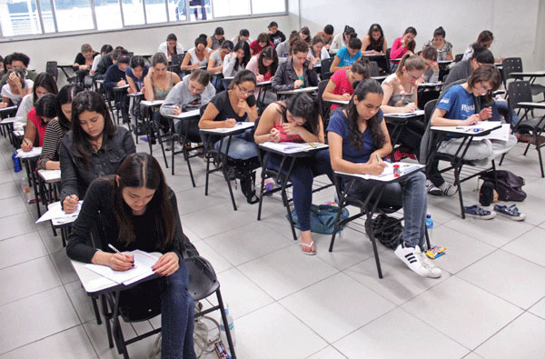MEC vai aplicar 430 mil testes de inglês em federais