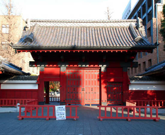 Esta faculdade conta com cinco campi espalhados pela cidade de Tóquio, e é considerada a mais renomada universidade do Japão. Em 1923, um terremoto destruiu cerca de 700 mil exemplares de livros da maior biblioteca da universidade. Entre as figuras notáveis que frequentaram a instituição, estão sete vencedores do prêmio Nobel e quinze primeiros-ministros japoneses. Foto: Wikipedia Esta faculdade conta com cinco campi espalhados pela cidade de Tóquio, e é considerada a mais renomada universidade do Japão. Em 1923, um terremoto destruiu cerca de 700 mil exemplares de livros da maior biblioteca da universidade. Entre as figuras notáveis que frequentaram a instituição, estão sete vencedores do prêmio Nobel e quinze primeiros-ministros japoneses. Foto: Wikipedia