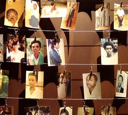 Há 20 anos ocorreu o genocídio de Ruanda, quando hutus exterminaram tutsis (e centenas de hutus que não toparam participar da barbárie). Em 100 dias de massacre, 800 mil pessoas foram mortas, a maioria a golpes de facão. A ONU e os países desenvolvidos nada fizeram para impedir o massacre. (Foto: Wikimedia Commons)