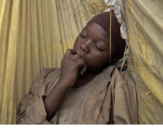 No meio da guerra civil na África Subsaariana, Komona, uma jovem de 12 anos é sequestrada por rebeldes a se torna uma criança-soldado. Ela conhece um menino albino por quem se apaixona e precisa lidar com este contexto de violência a qual está inserida. O longa foi filmado principalmente na República Democrática do Congo. O filme é interessante porque se aproxima da realidade de várias pessoas que viveram sob a colonização europeia no continente africano. A convivência forçada entre tribos inimigas, por conta das fronteiras estabelecidas pelos europeus, contribuiu para o surgimento de diversas guerras. ESTUDE: COLONIZAÇÃO AFRICANA, PARTILHA DA ÁFRICA. (imagem: reprodução) No meio da guerra civil na África Subsaariana, Komona, uma jovem de 12 anos é sequestrada por rebeldes a se torna uma criança-soldado. Ela conhece um menino albino por quem se apaixona e precisa lidar com este contexto de violência a qual está inserida. O longa foi filmado principalmente na República Democrática do Congo. O filme é interessante porque se aproxima da realidade de várias pessoas que viveram sob a colonização europeia no continente africano. A convivência forçada entre tribos inimigas, por conta das fronteiras estabelecidas pelos europeus, contribuiu para o surgimento de diversas guerras. ESTUDE: COLONIZAÇÃO AFRICANA, PARTILHA DA ÁFRICA. (imagem: reprodução)