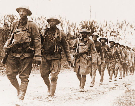 Os Estados Unidos entraram na Primeira Guerra Mundial  em abril de 1917, após terem alguns navios afundados. Milhares de soldados foram enviados em apoio às tropas britânicas e francesas. Após a vitória dos aliados, o país se consolidou como liderança mundial. (Foto: Wikimedia Commons)