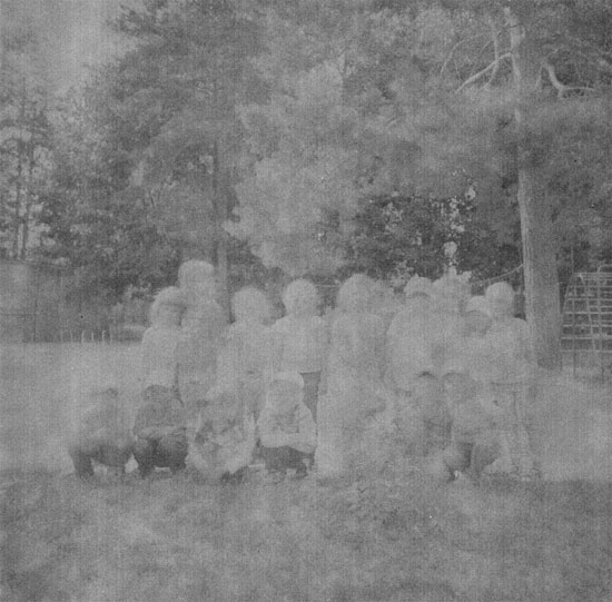 A imagem faz parte de uma série sobre a vida de uma garota que nasceu cinco dias após a explosão na usina de Chernobyl, que provocou o maior acidente nuclear da história. Ela foi afetada pela radiação emitida pelos reatores e passou por vários problemas de saúde. As fotos foram tiradas com um filme encontrado na cidade de Pripyat, que fica a cinco quilômetros da usina de Chernobyl (Crédito foto: Kazuma Obara/World Press Photo 2016). A imagem faz parte de uma série sobre a vida de uma garota que nasceu cinco dias após a explosão na usina de Chernobyl, que provocou o maior acidente nuclear da história. Ela foi afetada pela radiação emitida pelos reatores e passou por vários problemas de saúde. As fotos foram tiradas com um filme encontrado na cidade de Pripyat, que fica a cinco quilômetros da usina de Chernobyl (Crédito foto: Kazuma Obara/World Press Photo 2016).