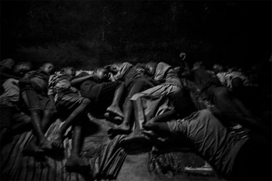 A imagem mostra Talibes, dormindo no chão. São garotos que vivem em escolas islâmicas conhecidas como Daaras, no Senegal. Eles são forçados por seus guardiães religiosos a pedir esmolas nas ruas e são frequentemente abusados e espancados por eles (Crédito foto: Mário Cruz/World Press Photo 2016).
