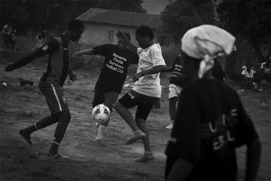 Partida de futebol com jogadores do Ebola Survivors Football Club, time formado por sobreviventes da epidemia de Ebola em Serra Leoa (Crédito foto: Tara Todras-Whitehill/ The New York Times).