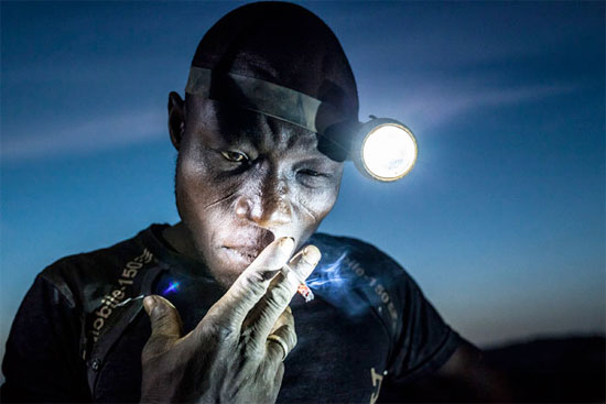 Trabalhador de uma mina em Bani, em Burkina Fasso, faz uma pausa durante seu expediente. Os mineiros desta região enfrentam duras condições de trabalho e são expostos a produtos tóxicos e metais pesados (Crédito foto: Matjaz Krivic/World Press Photo 2016).