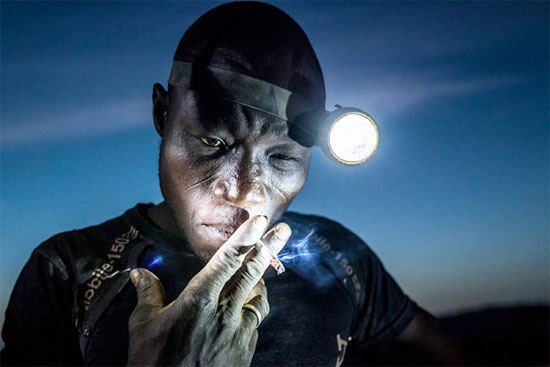 Trabalhador de uma mina em Bani, em Burkina Fasso, faz uma pausa durante seu expediente. Os mineiros desta região enfrentam duras condições de trabalho e são expostos a produtos tóxicos e metais pesados (Crédito foto: Matjaz Krivic/World Press Photo 2016). Trabalhador de uma mina em Bani, em Burkina Fasso, faz uma pausa durante seu expediente. Os mineiros desta região enfrentam duras condições de trabalho e são expostos a produtos tóxicos e metais pesados (Crédito foto: Matjaz Krivic/World Press Photo 2016).