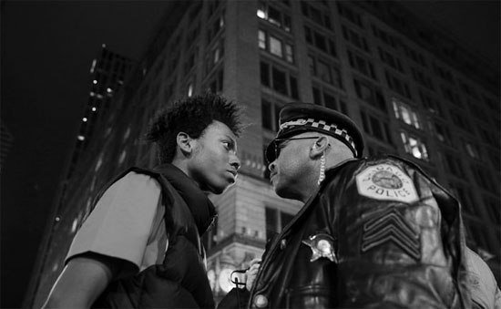 Manifestante encara um sargento da polícia em Chicago, nos Estados Unidos. A imagem foi captada durante os protestos contra a polícia, que teria assassinado um jovem negro à queima-roupa (Crédito foto: John J. Kim/Chicago Tribune).