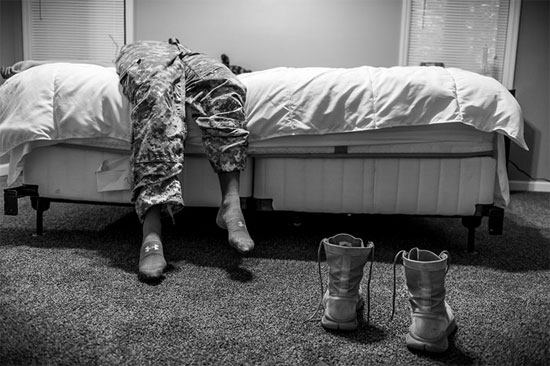 Esta imagem faz parte de uma série de fotos que registra casos de abusos sexuais nas Forças Armadas dos Estados Unidos. A personagem da foto é Natasha Schuette, de 21 anos, que foi estuprada por um sargento e denunciou o caso às autoridades (Crédito foto: Mary F. Calvert/World Press Photo).