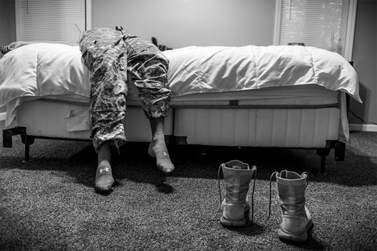 Esta imagem faz parte de uma série de fotos que registra casos de abusos sexuais nas Forças Armadas dos Estados Unidos. A personagem da foto é Natasha Schuette, de 21 anos, que foi estuprada por um sargento e denunciou o caso às autoridades (Crédito foto: Mary F. Calvert/World Press Photo). Esta imagem faz parte de uma série de fotos que registra casos de abusos sexuais nas Forças Armadas dos Estados Unidos. A personagem da foto é Natasha Schuette, de 21 anos, que foi estuprada por um sargento e denunciou o caso às autoridades (Crédito foto: Mary F. Calvert/World Press Photo).