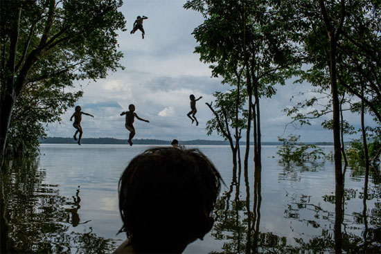 Crianças do grupo indígena Mundurucu brincam no Rio Tapajós, em Itaituba (PA). Os mundurucus vivem em vilarejos, cuja área deve ser inundada devido à construção da usina hidrelétrica São Luiz do Tapajós (Crédito foto: Mauricio Lima/Al Jazeera America).