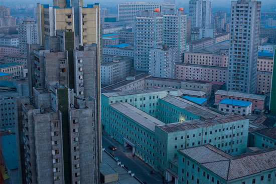 A imagem faz parte de uma série que documenta a vida na Coreia do Norte, país comunista que tem um dos regimes mais fechados do mundo. A foto mostra a capital Pyongyang, ao amanhecer (Crédito foto: David Guttenfelder/The Associated Press).
