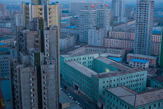 A imagem faz parte de uma série que documenta a vida na Coreia do Norte, país comunista que tem um dos regimes mais fechados do mundo. A foto mostra a capital Pyongyang, ao amanhecer (Crédito foto: David Guttenfelder/The Associated Press). A imagem faz parte de uma série que documenta a vida na Coreia do Norte, país comunista que tem um dos regimes mais fechados do mundo. A foto mostra a capital Pyongyang, ao amanhecer (Crédito foto: David Guttenfelder/The Associated Press).
