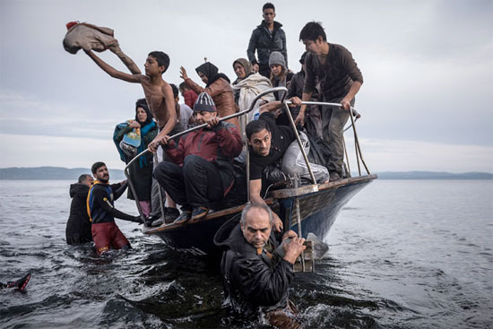 Pequena embarcação com refugiados chega à vila de Skala, na ilha de Lesbos, na Grécia (Crédito foto: Sergey Ponomarev/The New York Times).