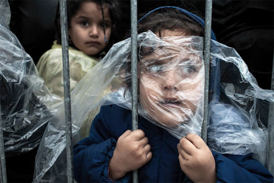 Criança espera na fila para se registrar no campo de refugiados em Presevo, na Sérvia (Crédito foto: Matic Zorman/World Press Photo 2016).