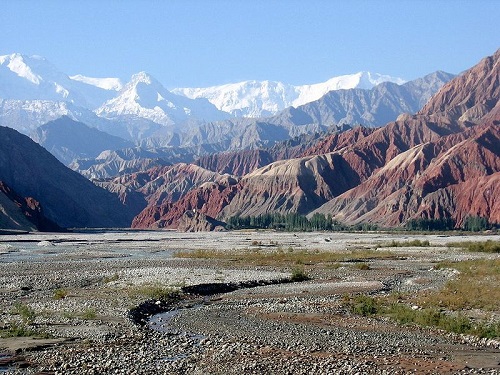 A China enfrenta movimentos separatistas em duas regiões autônomas, Tibete e Xinjiang (foto). A última fica próxima à fronteira com Paquistão. A população dessa parte do país tem outra cultura e religião, por isso se sente mais ligada aos países vizinhos. (Foto: Wikimedia Commons)