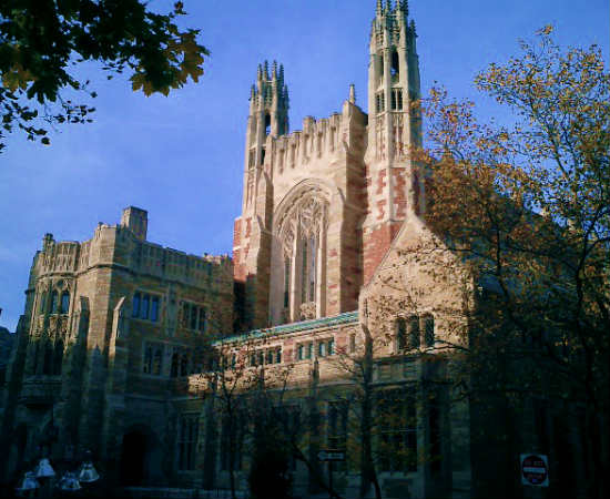 Localizada em Connecticut (EUA), é mundialmente conhecida por ter abrigado diversos presidentes dos Estados Unidos, como George W. Bush. Tem uma rivalidade histórica com Harvard, que permeia tanto o esporte quanto suas atividades acadêmicas. Foto: Wikipedia Localizada em Connecticut (EUA), é mundialmente conhecida por ter abrigado diversos presidentes dos Estados Unidos, como George W. Bush. Tem uma rivalidade histórica com Harvard, que permeia tanto o esporte quanto suas atividades acadêmicas. Foto: Wikipedia