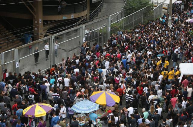Estudantes aguardam para realizar a prova do ENEM, em São Paulo (Ricardo Matsukawa/VEJA.com)