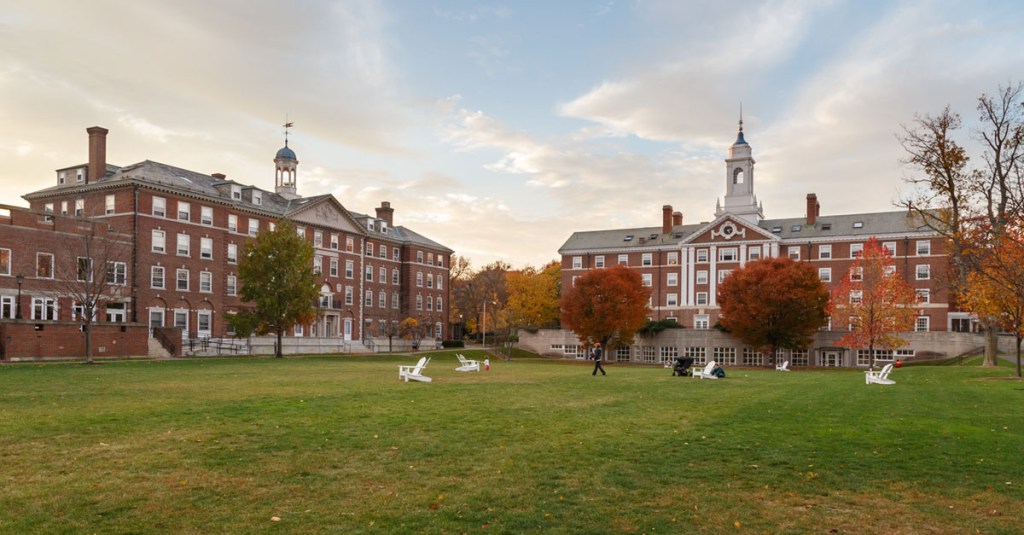 Harvard exige mais de mil páginas semanais de leitura, diz aluna