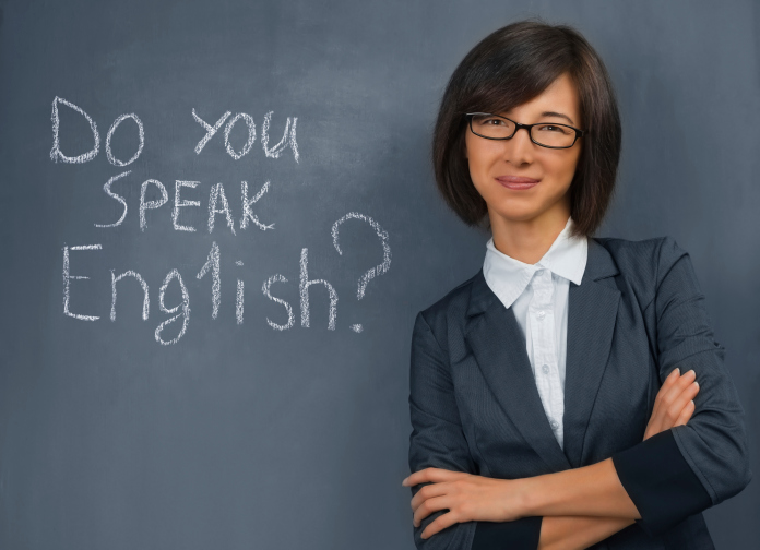 Para dar aula de Inglês em escola de idiomas preciso ter curso superior de Letras?