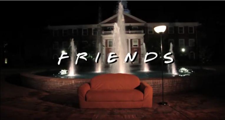 Formandos recriam abertura de “Friends” para dar adeus à universidade
