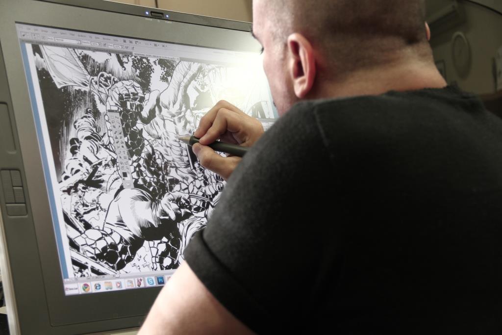 Desenhista da Marvel conta como é o trabalho em grandes editoras de histórias em quadrinhos