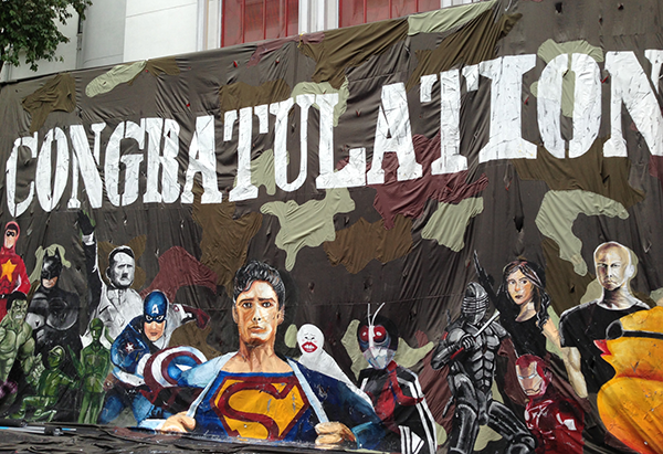 Universidade tailandesa faz mural com Super-Homem, Batman… e Hitler